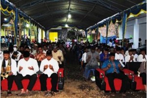 Ratusan undangan memenuhi rumah H Ade Petruk saat acara santunan kepada anak yatim.